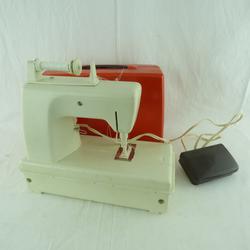 Mini machine à coudre vintage de la marque SINGER - Photo 0