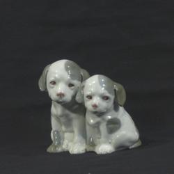 Sculpture 'chiens' en porcelaine - Signé pn/rn  - Photo 1