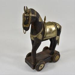 Petit cheval en bois et laiton sur roulettes (type cheval de Troie) - Photo 1