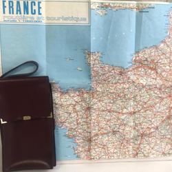 Sac à main vintage et carte de la France - Photo 0