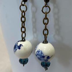Boucles d'oreilles en chaine et perles à décors chinois recyclées et perles bleues - Photo 0