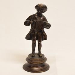 Statuette en bronze petit accordéoniste en costume d'époque sur socle - Photo 0