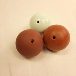 3 boules déco branchée en céramique 2 brun mat 1 blanc brillant état neuf - Photo 1