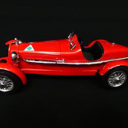 Modèle réduit en métal "Alfa Romeo 2300 Monza" de marque Bburago Ech. 1/18 - Photo 1