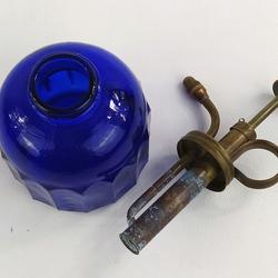 Pulvérisateur bleu foncé en laiton et verre bleu pour déco  - Photo 1