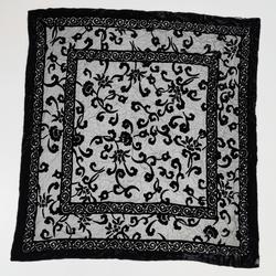 Foulard noir motif baroque  - Photo 0