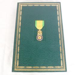 Livre ancien, "La médaille militaire", Edition Neuf, 1972 - Photo 0