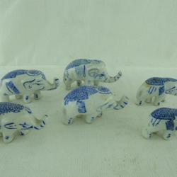 Lot de 6 éléphants de taille differentes en pocelaine blanc et bleu - Photo 1