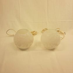 2 lampes de chevet poétiques aux boules de verre à décor blanc sur fond translucide - Photo 1