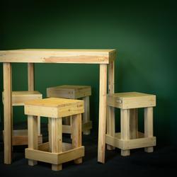 Lot de quatre tabourets et une table en bois recyclé  - Photo 0