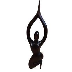Statuette en bois abstraite de femme - Photo zoomée
