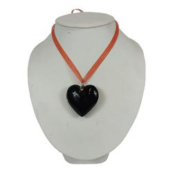 Pendentif cœur en pâte de verre noire avec fin ruban d'organza orange - Photo 0