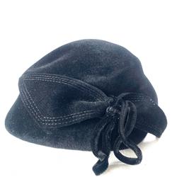 Chapeau noir en velours avec un noeud  - Photo 1