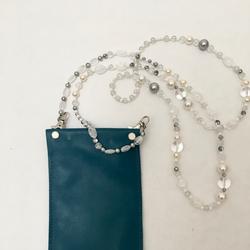 Pochette-téléphone bleue bandoulière bijoux en perle blanche - Jeu de Matières  - Photo 0