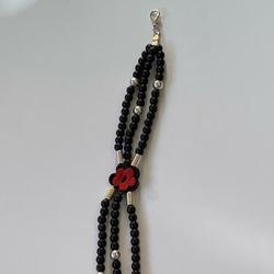 Bracelet en perles et pièce de cuir en forme de fleur recylcées  - Photo 1