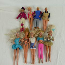 Lot de neuf poupées style Barbie - Photo zoomée