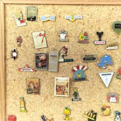 Collection de Pins Vintage sur tableau en liège - Photo 1