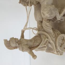 Sculpture en résine Cavalier Char romain. - Photo 1