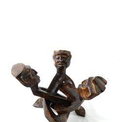 Statue d'hommes tribaux imbriquès en bois sculpte a main  - Photo 0