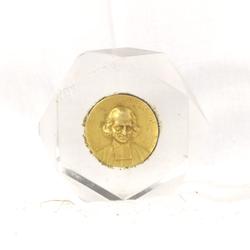 Ancienne médaille dorée du Curé d'Ars - hexagone de verre - Photo 0