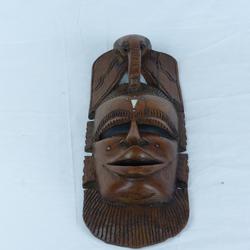 Masque africain en bois sculpté. - Photo zoomée