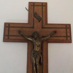 Crucifix en bois à accrocher - Photo 1
