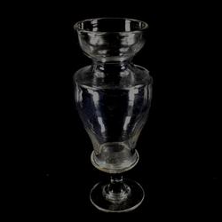 Trois objets en verre : un vase, une carafe à alcool et un entonnoir - Photo 1