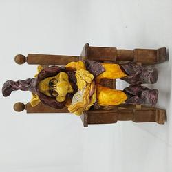Statuette de sorcière en pâte à sel et siège en bois - Photo 0