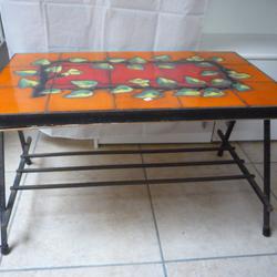 Table basse orange  en fer forgé  et carreaux de faïence hauteur 46 cm  largeur 77 cm - Photo 1
