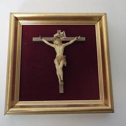  Crucifix sur cadre carré doré et fond en velours rouge - Photo 0