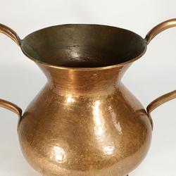 Vase en cuivre avec anses - Photo 1