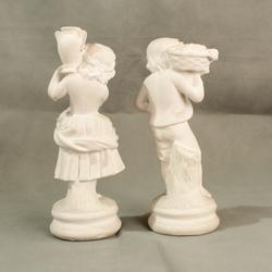 Deux statuettes en plâtre représentant une jeune fille et un jeune garçon - Photo 1