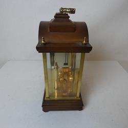 Horloge de table vintage en bois et métal doré, temps de pendule tournant et carillon. - Photo 1