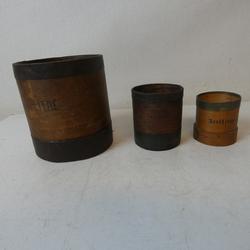 Lot de 3 boites de mesures vintage en bois et métal. - Photo 0
