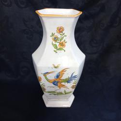 Vase en céramique peinte style Moustier - Photo zoomée