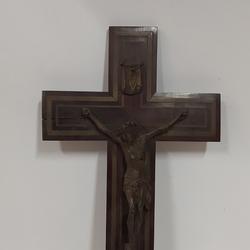 Christ en bronze sur croix de bois sertie  de cuivre - Photo 0