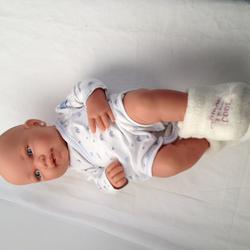 Poupée bébé avec petites bottines style "newborn" ou "reborn"  - Photo zoomée