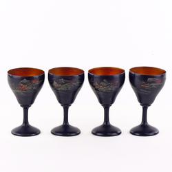 Quatre verres à pied asiatiques en bois laqué - Photo zoomée