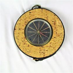 L'art de Table 1950 - Ancien Baromètre forme circulaire en laiton, bois et verre, gainé de cuir noir piqûre sellier, surmonté d'un anneau pour le suspendre.  - Photo 0