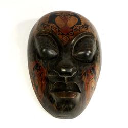 Masque africain en bois peint  - Photo zoomée