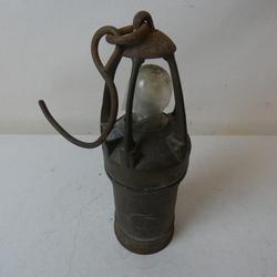 Lampe de mineur vintage 1736, un peu fissurée au niveau du verre d'éclairage.  - Photo 0