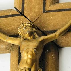 Crucifix en bois avec un Christ en métal cuivré - inscriptions INRI - Photo 1