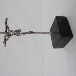 Crucifix en métal argenté sur socle de pierre - Photo 0