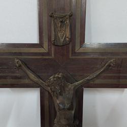 Christ en bronze sur croix de bois sertie  de cuivre - Photo 1