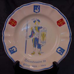 Assiette commémorative du tricentenaire de la ville de Sète - Modèle numéroté 208 en porcelaine de Sarreguemines - Photo 0
