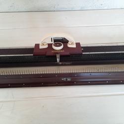 Métier à coudre vintage - Knittax série N. avec aiguilles et ressorts de rechange plus outils dans sa malle. - Photo 1
