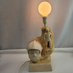 Lampe vintage en pierre naturelle "musée du pin's pompiers" - Photo zoomée