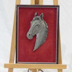 Tableau avec cheval en relief en Etain et bois  - Photo zoomée