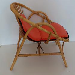 fauteuil enfant en rotin naturel avec son coussin rouge - Photo 1