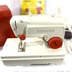 Petite machine a coudre jouet vintage 1974 avec livret - SINGER rouge et blanche  - Photo 1